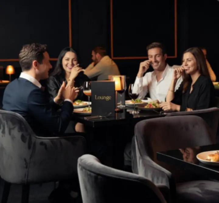 Vendégek vacsoráznak és beszélgetnek a Pannon Zona lounge részében