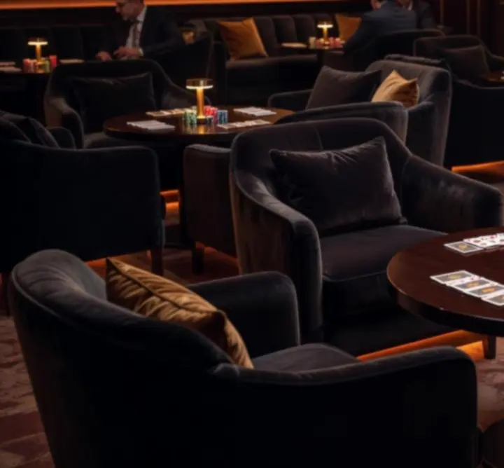 Kényelmes lounge ülőhelyek és hangulatos fények a Pannon Zónában.