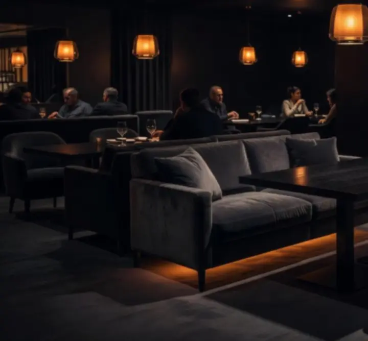 A Pannon Zona belső tere mélyfekete és narancs árnyalatú lounge környezettel